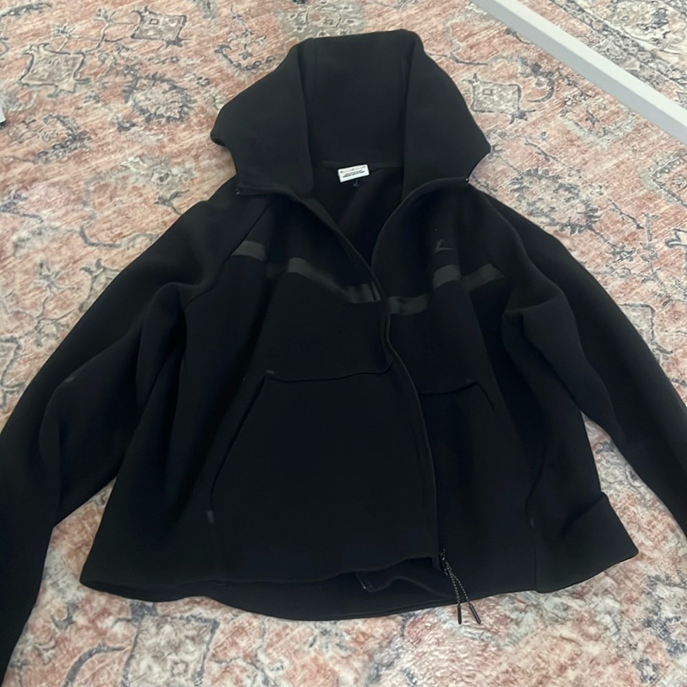women’s black cropped nike tech